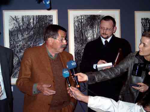 Herr Grass bei der Pressekonferenz; Herr Hübner (re.)